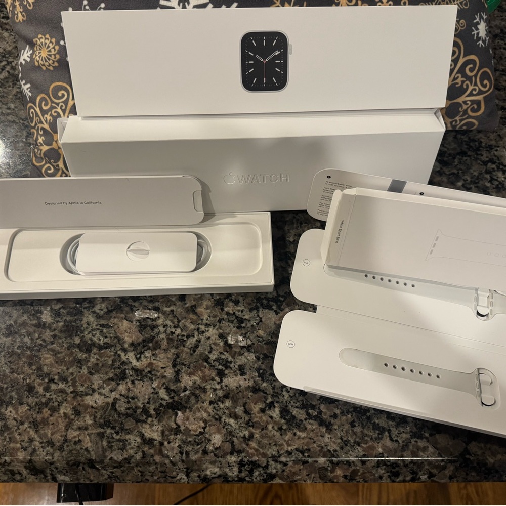 Apple Watch Series 6 with Silver Aluminum Case and White Band - Picture 3 of 5